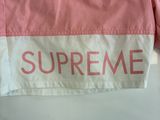 une veste rose avec le logo Supreme