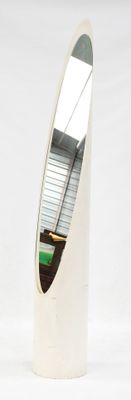 un miroir posé sur une table