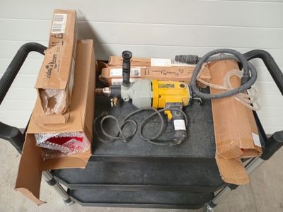 une boîte à outils posée sur un chariot