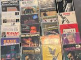 beaucoup de cd de musique et de cd sur la table