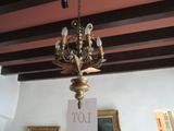 un lustre suspendu au plafond d'une pièce