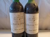 deux bouteilles de vin posées l'une à côté de l'autre sur une table