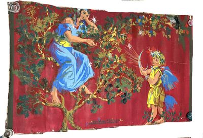 deux tableaux accrochés au mur d'une pièce au fond rouge