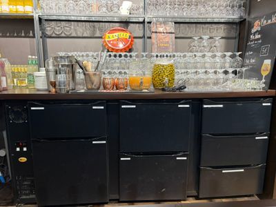 un bar sur lequel sont posées de nombreuses bouteilles et verres