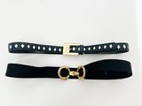 une paire de ceintures noires et dorées avec une boucle dorée