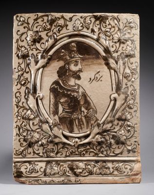 un carreau blanc et noir sur lequel figure l'image d'un homme coiffé d'un chapeau