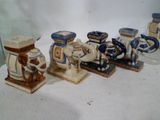 cinq petits vases posés sur une table
