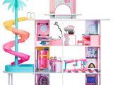 une maison de poupées Barbie avec un toboggan et une piscine