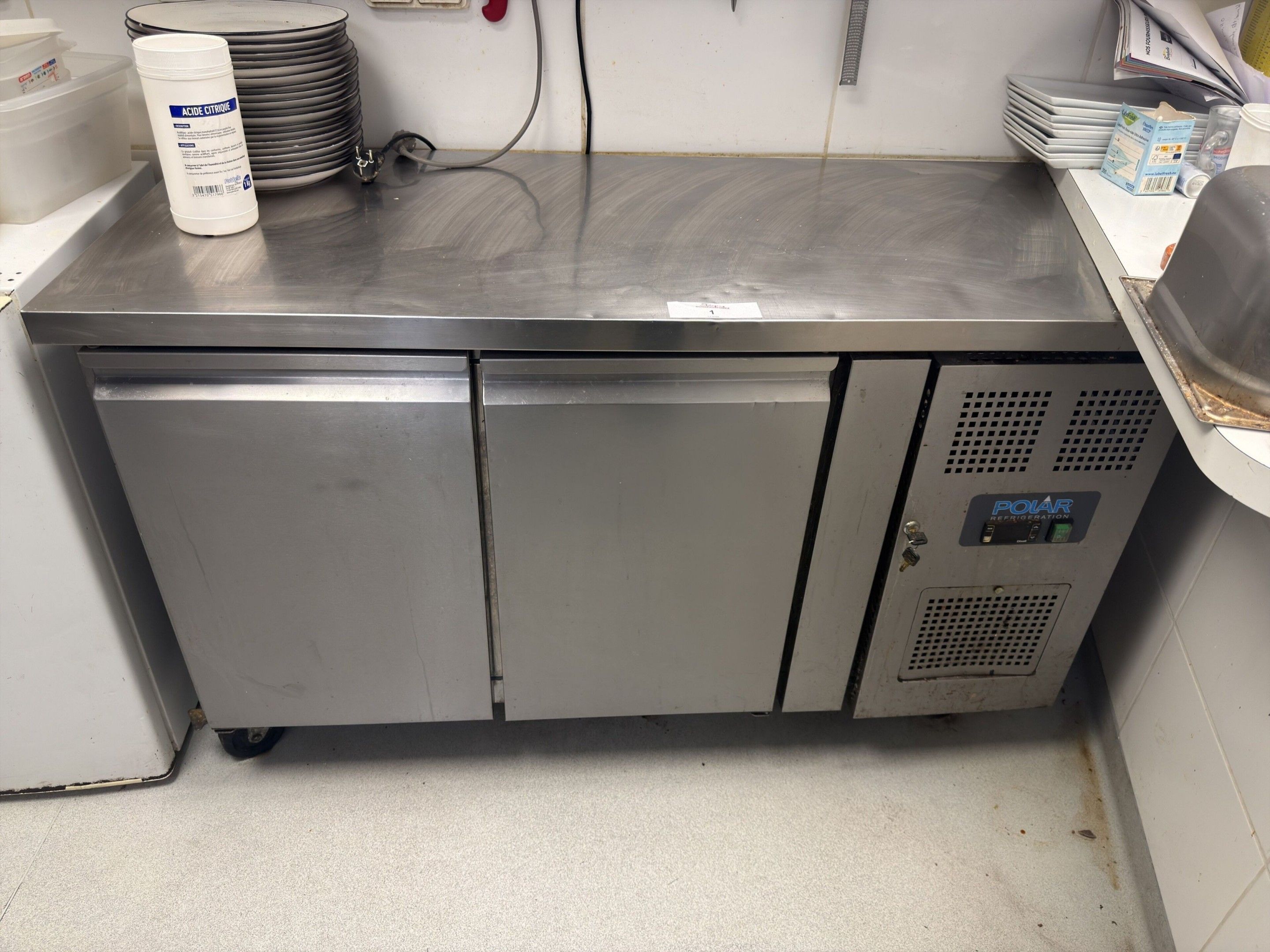Table réfrigérée inox de marque Polar Refrigeration, 2 porte…