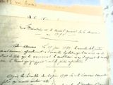 un vieux document écrit posé sur une table