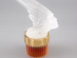une bouteille en verre surmontée d'un oiseau blanc