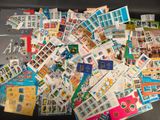 une pile de cartes postales posée sur une table, dont il y a beaucoup
