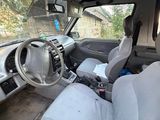 une voiture qui se trouve à l'arrière du camion