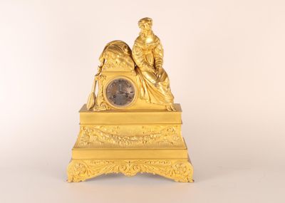 une horloge en or posée sur une table