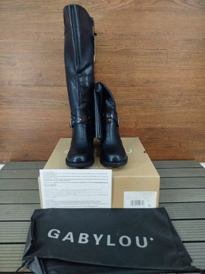 une paire de bottes noires posée sur une boîte