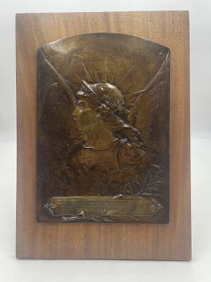 une image représentant une plaque ornée d'un dragon sur fond blanc