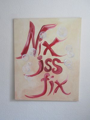 un tableau accroché au mur d'une pièce où se trouve une horloge murale