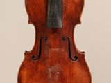 un vieux violon avec un archet accroché à son dos