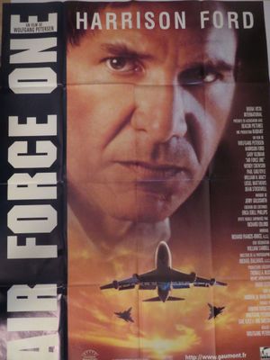 affiche de film représentant un homme qui regarde fixement la caméra, avec un avion en arrière-plan