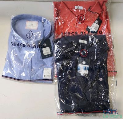 trois chemises pour homme dans des sacs en plastique, posées sur un comptoir