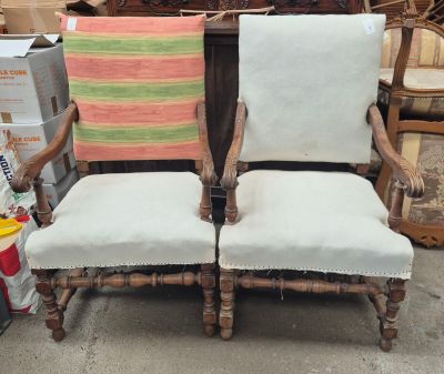 une paire de chaises anciennes en bois avec des coussins rembourrés, trouvées dans une casse