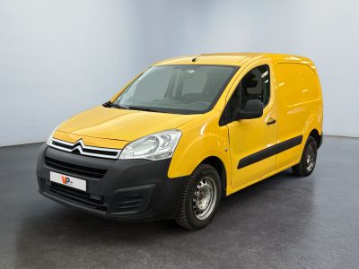 une camionnette jaune Citrole garée dans une pièce blanche au sol noir