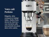 une photo d'une machine à café posée sur une table, à côté d'une tasse de café
