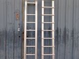deux échelles appuyées contre un mur