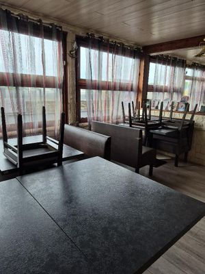 des tables et des chaises dans un restaurant avec vue sur l'océan