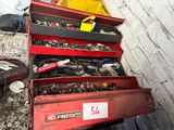 une boîte à outils rouge contenant de nombreux outils