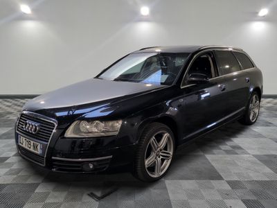 une image d'une audi wagon noire garée dans un garage