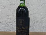 une bouteille de vin posée sur une table