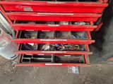 une boîte à outils rouge contenant de nombreux outils