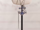 gros plan d'un mannequin portant un collier