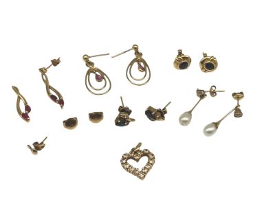 un gros plan sur un lot de boucles d'oreilles posées sur une surface blanche