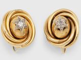une image d'une paire de boucles d'oreilles en or et diamants