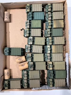 une boîte en carton contenant tout un tas de véhicules militaires