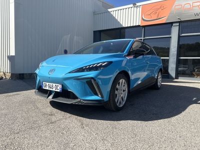 Une Toyota C-HR bleue est garée devant un immeuble