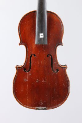 un vieux violon avec un archet accroché à son dos