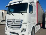 un camion blanc garé dans un parking