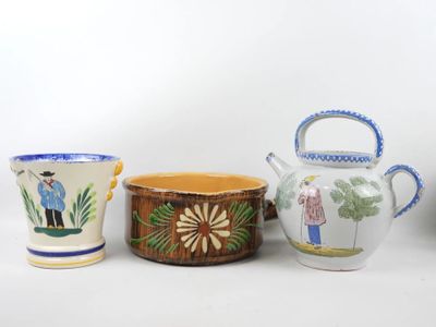 Ensemble en faïence composé d'un cache-pot, d'un poêlon et d…
