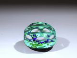 un objet en verre posé sur une table