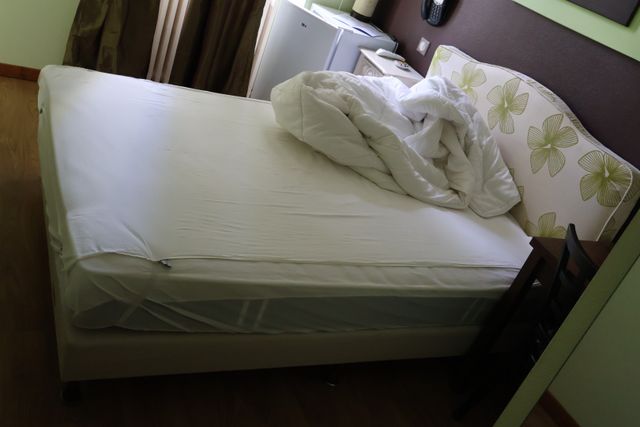 Chambre Vanille : literie 140, tête de lit, petite table basse la...