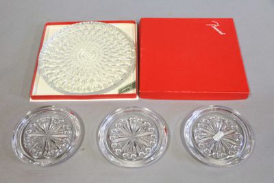 BACCARAT : lot en cristal comprenant DESSOUS de plat et troi…
