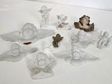 de nombreuses figurines d'anges posées sur une table