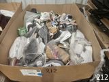 une boîte en carton remplie de chaussures diverses et d'autres objets