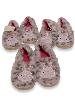 quatre paires de chaussons ornées de têtes de lapin sur fond blanc