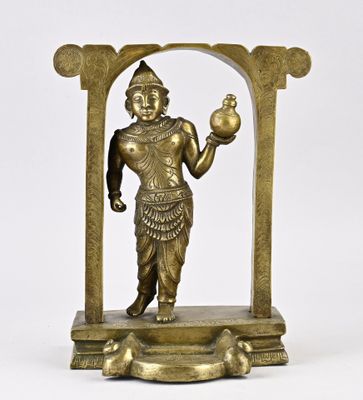 figurine en laiton représentant un homme tenant un pot dans la main droite