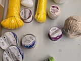 de nombreux types de fils différents sur la table