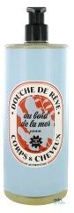 gros plan d'une bouteille de liquide sur fond blanc